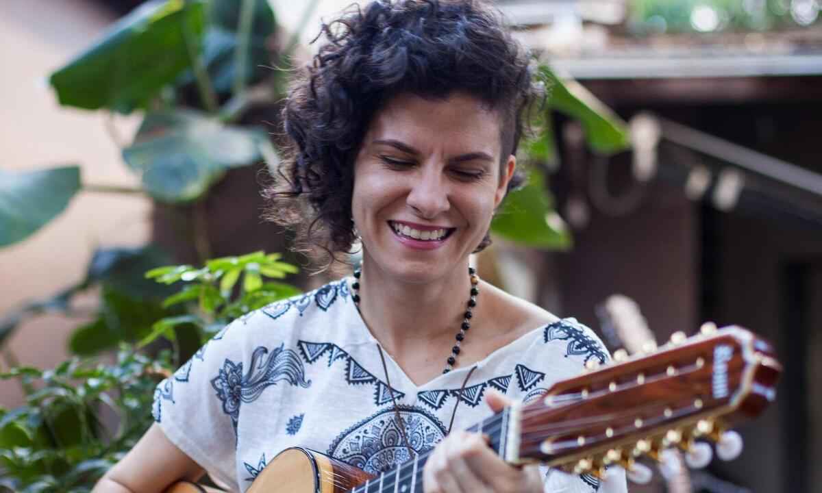 Com sua viola caipira, Camila Menezes se lança em carreira solo - Xande Pires/divulgação