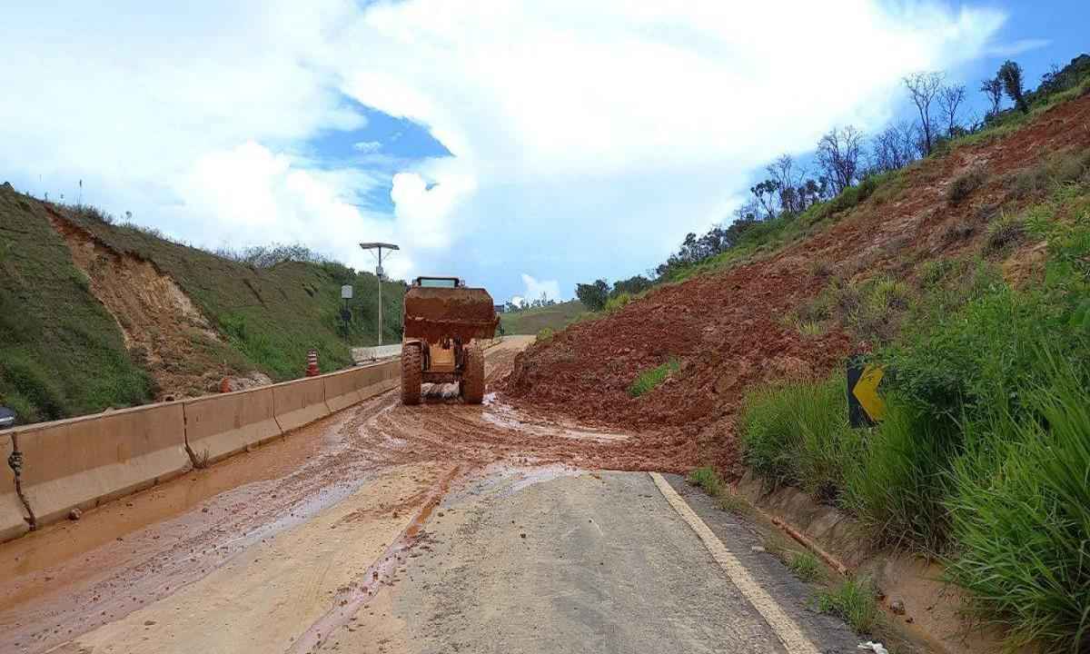 Rodovia parcialmente interditada após deslizamento é liberada em Minas - PMMG/Divulgação