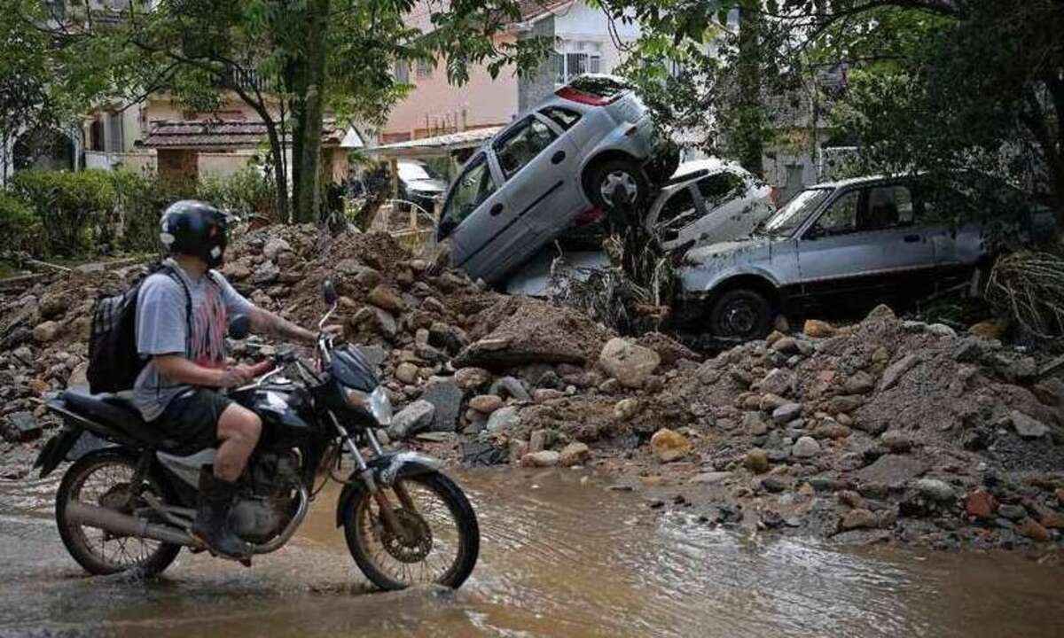 Veja como os mineiros podem ajudar as vítimas da tragédia em Petrópolis - Carl de Souza/AFP