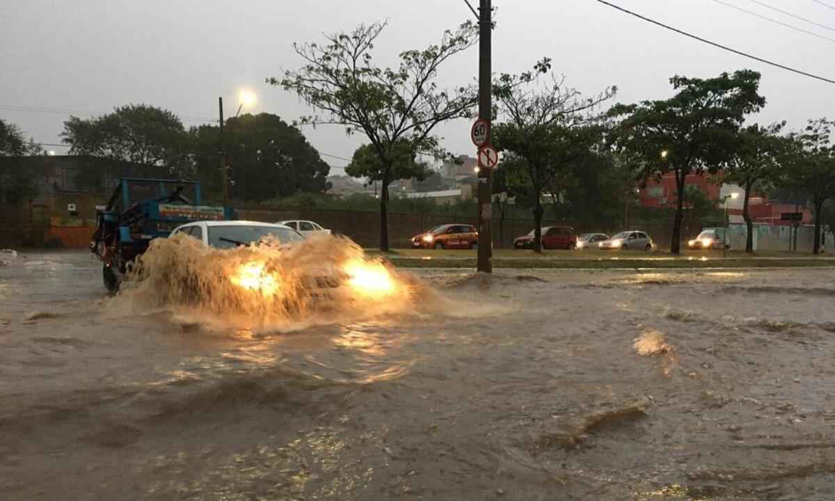 Ficou noite mais cedo: Céu escurece e granizo pode atingir BH - Jorge Lopes/EM/DA Press - 29/10/2019 