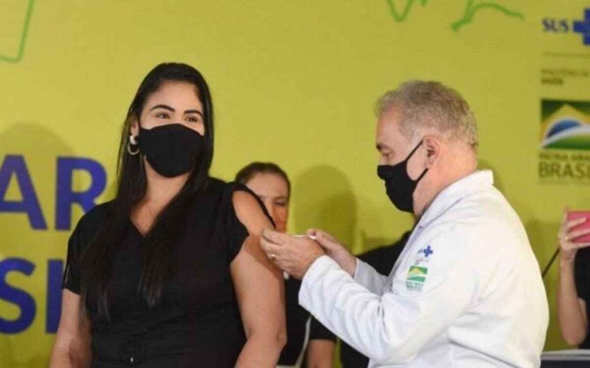 Servidora do DF recebe vacina contra COVID totalmente produzida no Brasil -  Tony Winston/ Agência Saúde DF