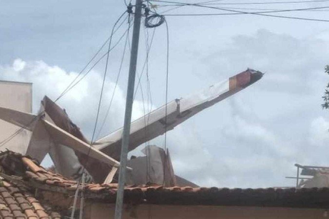 Avião cai em cima de casa e deixa três feridos no Maranhão; veja vídeo -  Redes sociais/Reprodução