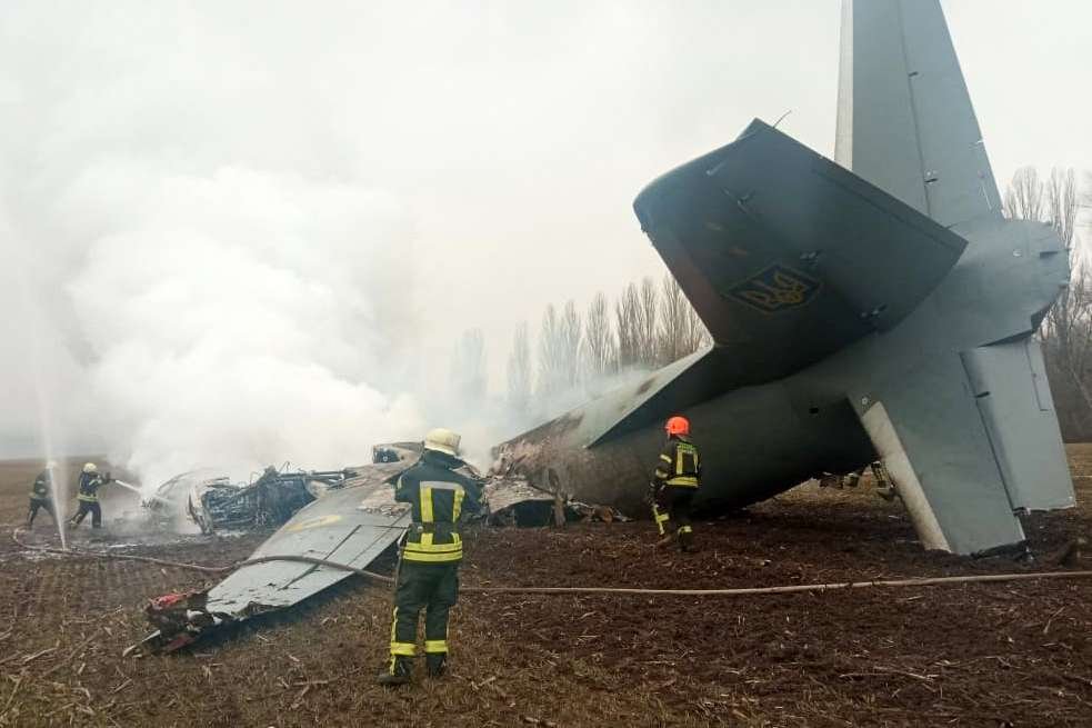 Avião militar ucraniano cai perto de Kiev com 14 pessoas a bordo - SERVIÇO DE IMPRENSA DO MINISTÉRIO DE EMERGÊNCIA DA UCRÂNIA / AFP