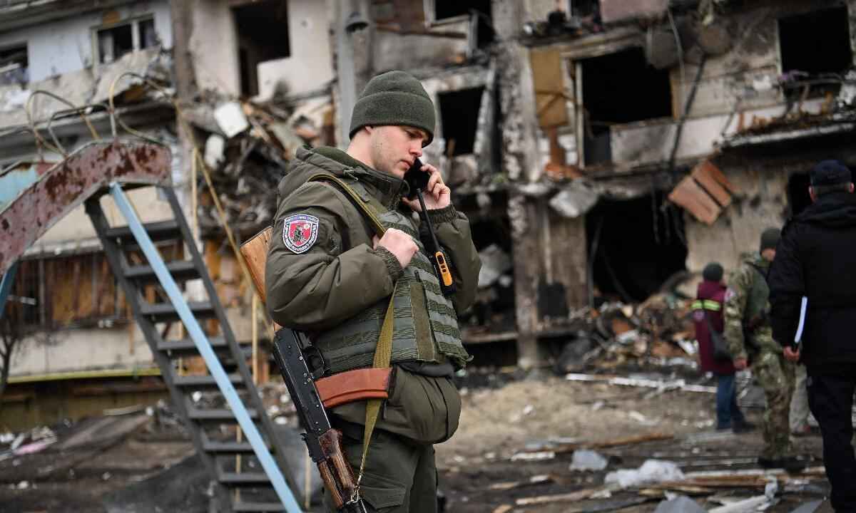 Ucrânia pede que cidadãos façam coquetéis molotov para deter tropas russas - DANIEL LEAL / AFP