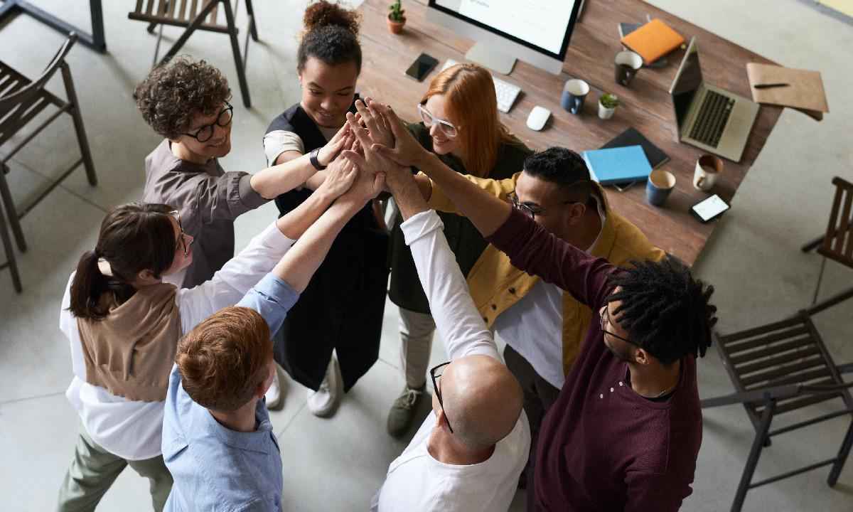 Empresa cria iniciativa de igualdade religiosa e de gênero - fauxels no Pexels