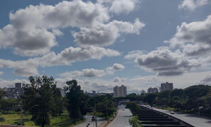 Nuvens não refrescam o calor acima de 31°C em BH - Edésio Ferreira/EM/D.A Press