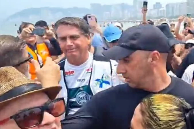 Na praia, Bolsonaro passeia de jet ski e provoca mais aglomerações  - Reprodução / Redes Sociais