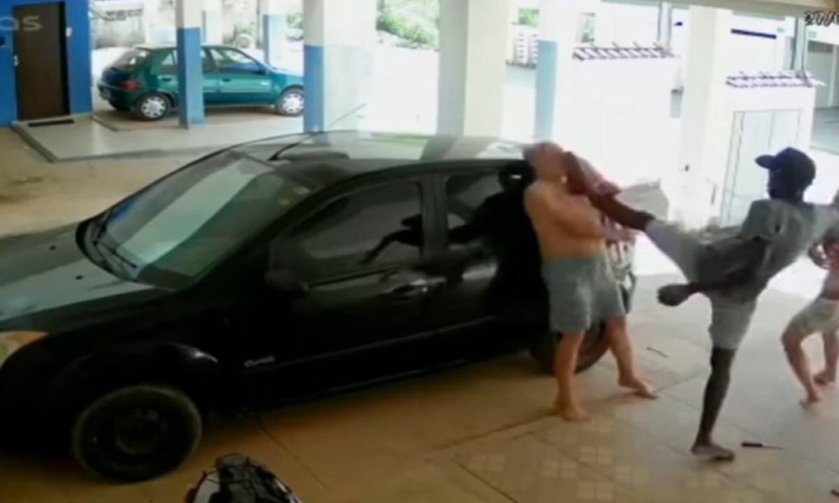 Idoso de 84 anos é brutalmente espancado em Além Paraíba; veja vídeo - Circuito interno de TV/Reprodução