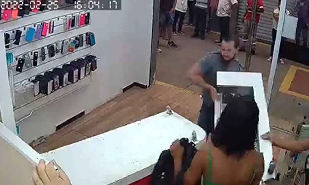 Em fúria, homem destrói loja de celulares em JF e faz ameaça de morte - Circuito interno de TV/Reprodução
