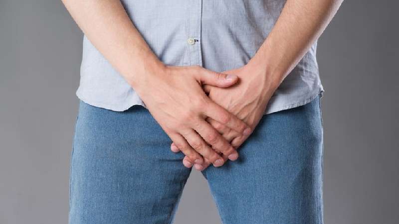 Homem com as mãos na região genital -  (crédito: Getty Images)