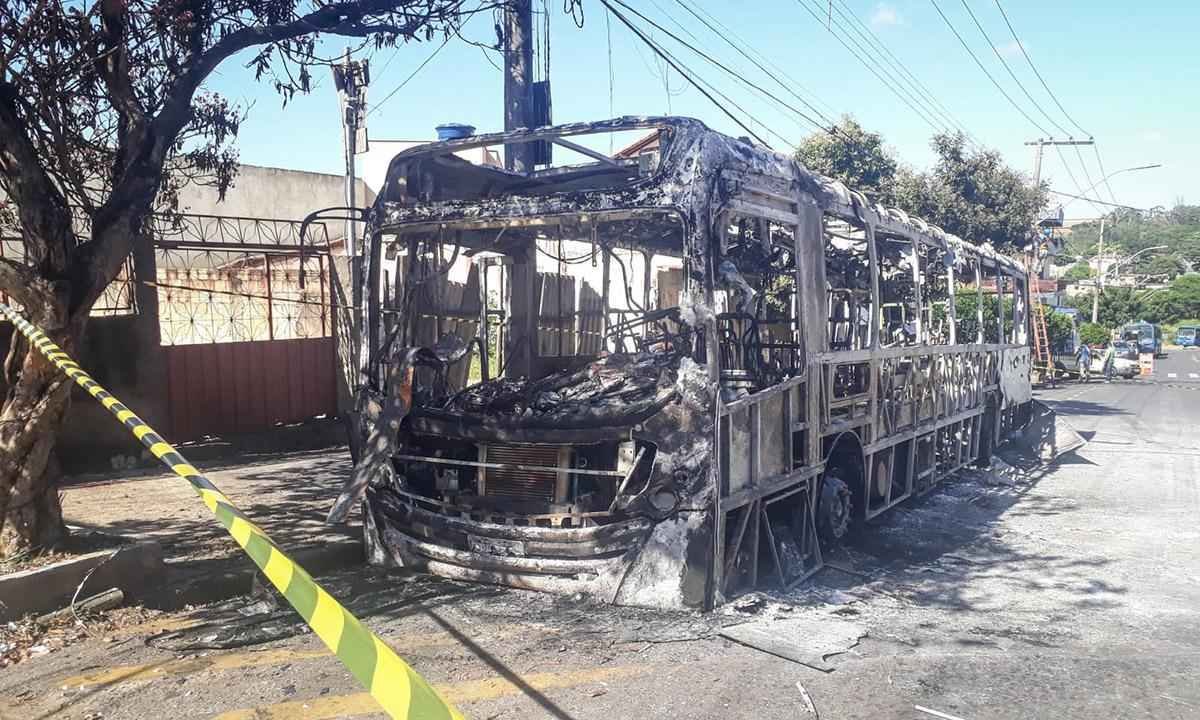 Ônibus é incendiado em BH e criminosos deixam carta - Leandro Couri/EM/DA Press