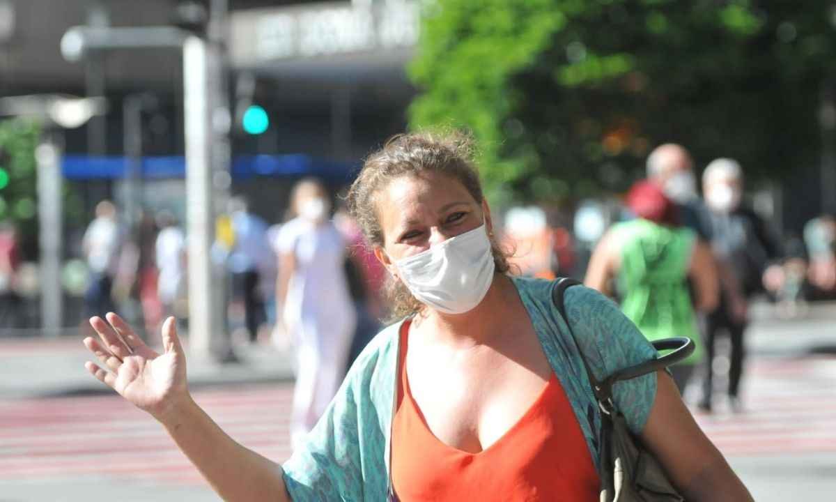 Belo-horizontinos usam máscara nas ruas, apesar de não ser mais obrigatório - Gladyston Rodrigues/D.A Press/E.M