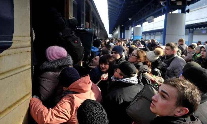 Ucrânia acusa Rússia de violar cessar-fogo e adia evacuação de cidade  - Sergei CHUZAVKOV / AFP