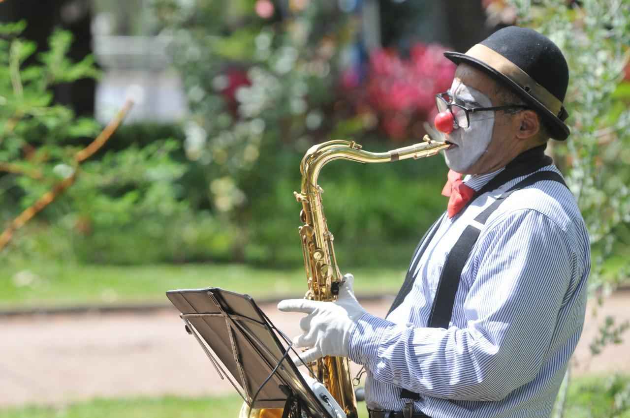 Saxofonista anima e emociona com talento na Praça da Liberdade - Gladyston Rodrigues/EM/D.A Press