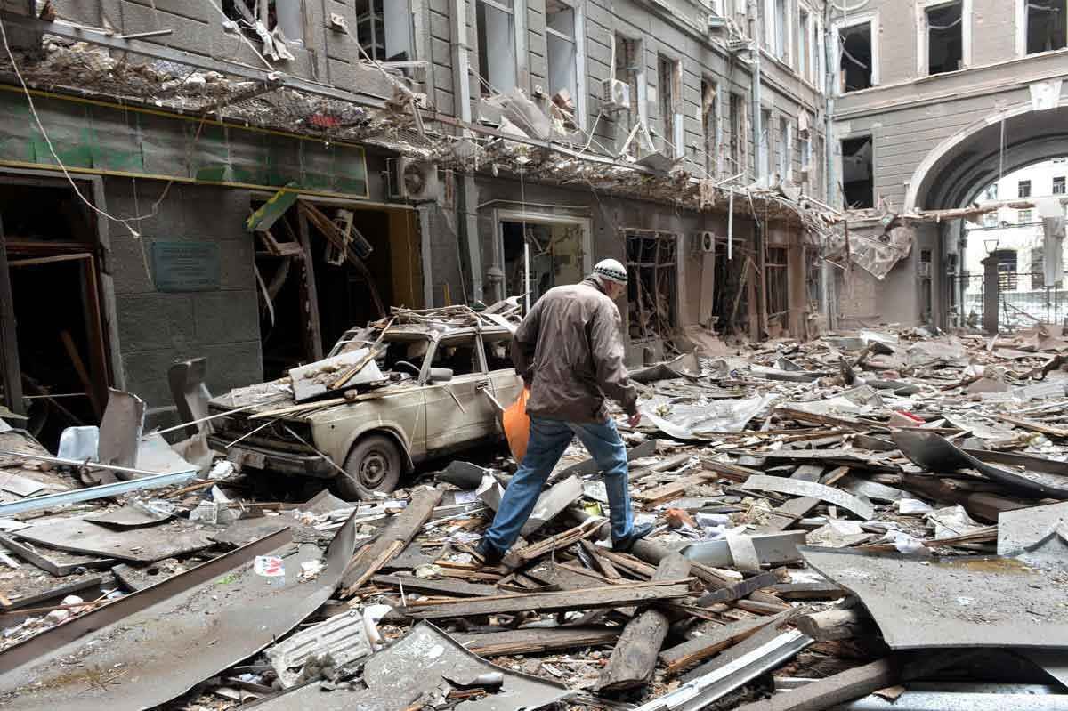 Tempos de guerra: Homem goza ao exercer sobre o outro seu poder e crueldade - Sergey BOBOK/AFP