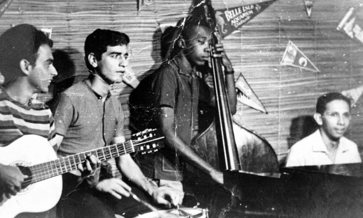 Foto antiga traz Milton Nascimento, muito jovem, tocando baixo acústico ladeado por violonista, baterista e pianista-Arquivo EM/D.A Press