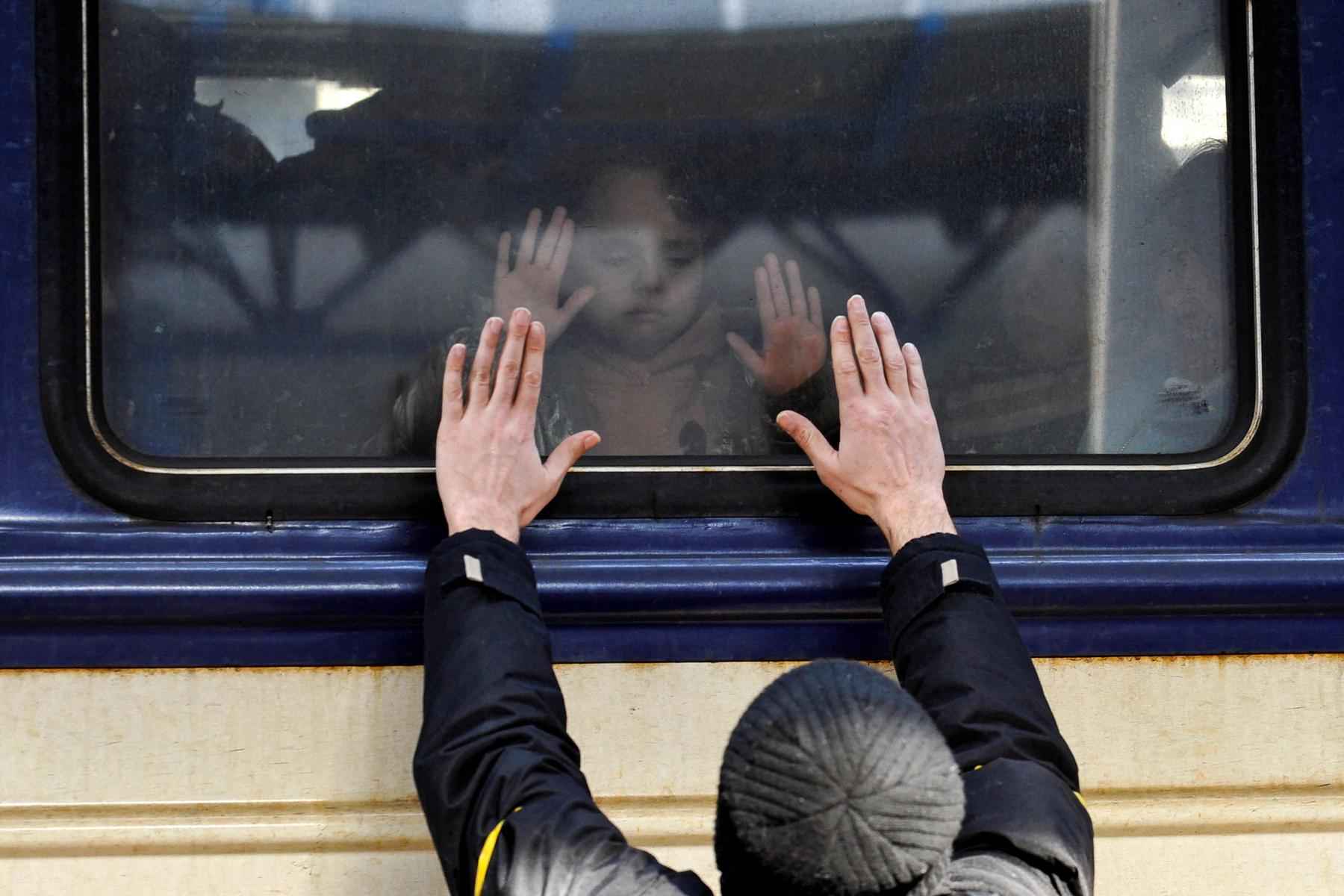 Guerra na Ucrânia: viraliza foto de pai se despedindo da filha em Kiev - Sergei Chuzavkov/AFP