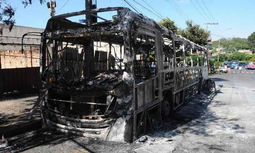 Terceiro ataque a ônibus na Grande BH mobiliza empresas, PM e prefeitura - Leandro Curi/EM/DA Press