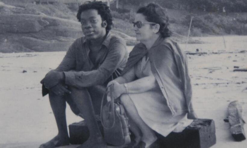 Milton Nascimento e a mãe, Lilia, sentados num toco, na areia da Praia de Mar Azul-Reprodução/Instagram