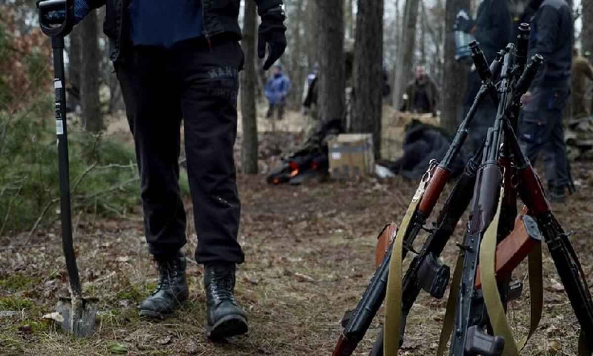 Guerra na Ucrânia: os cidadãos que cavam trincheiras para lutar contra tropas russas em florestas - BBC