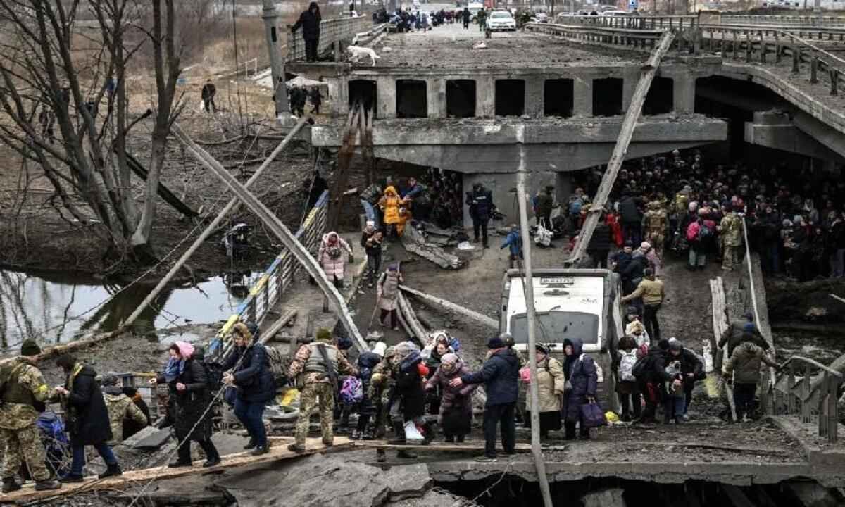Guerra na Ucrânia: imagens mostram fuga de civis em meio à destruição perto de Kiev - Getty Images