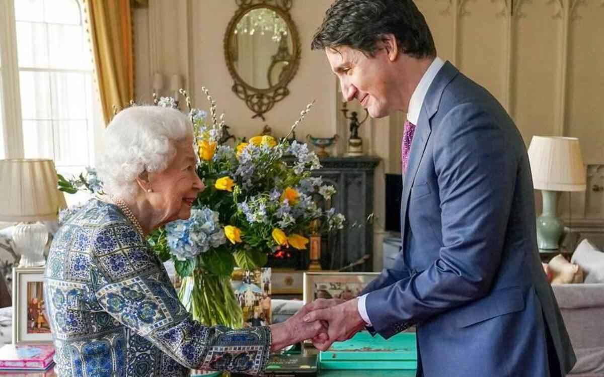 Rainha Elizabeth exibe flores nas cores da Ucrânia  - STEVE PARSONS / AFP