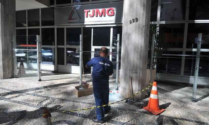 Moradores de ocupação em BH protestam e quebram vidro de prédio do TJMG - Alexandre Guzanshe/EM/D.A Press - 7/3/22