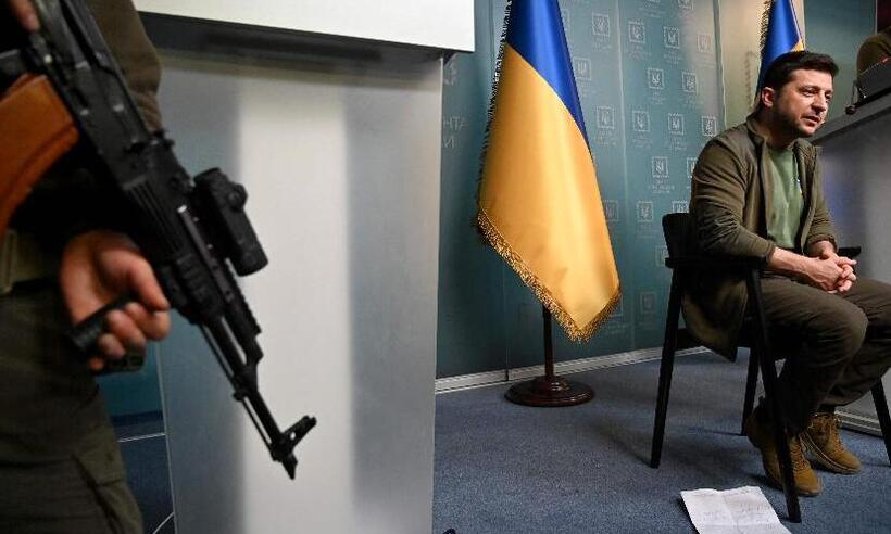 Por que não se pode falar em frango à kiev e que Zelensky também joga? - Sergei SUPINSKY / AFP