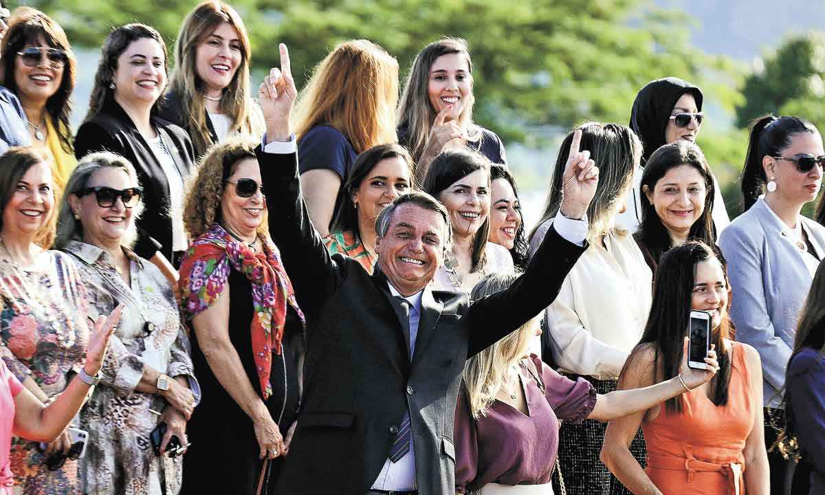 Bolsonaro faz homenagem a mulheres, mas é rejeitado em pesquisa - SERGIO LIMA/AFP