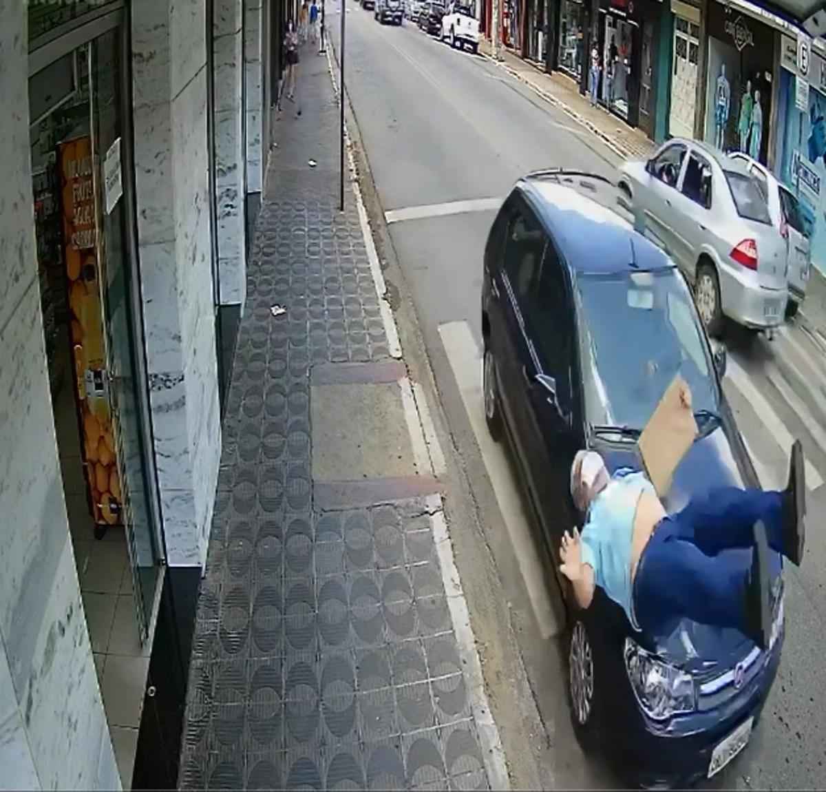 Idoso é atropelado na faixa de pedestres e motorista foge; veja vídeo - Programa do Gordinho / divulgação