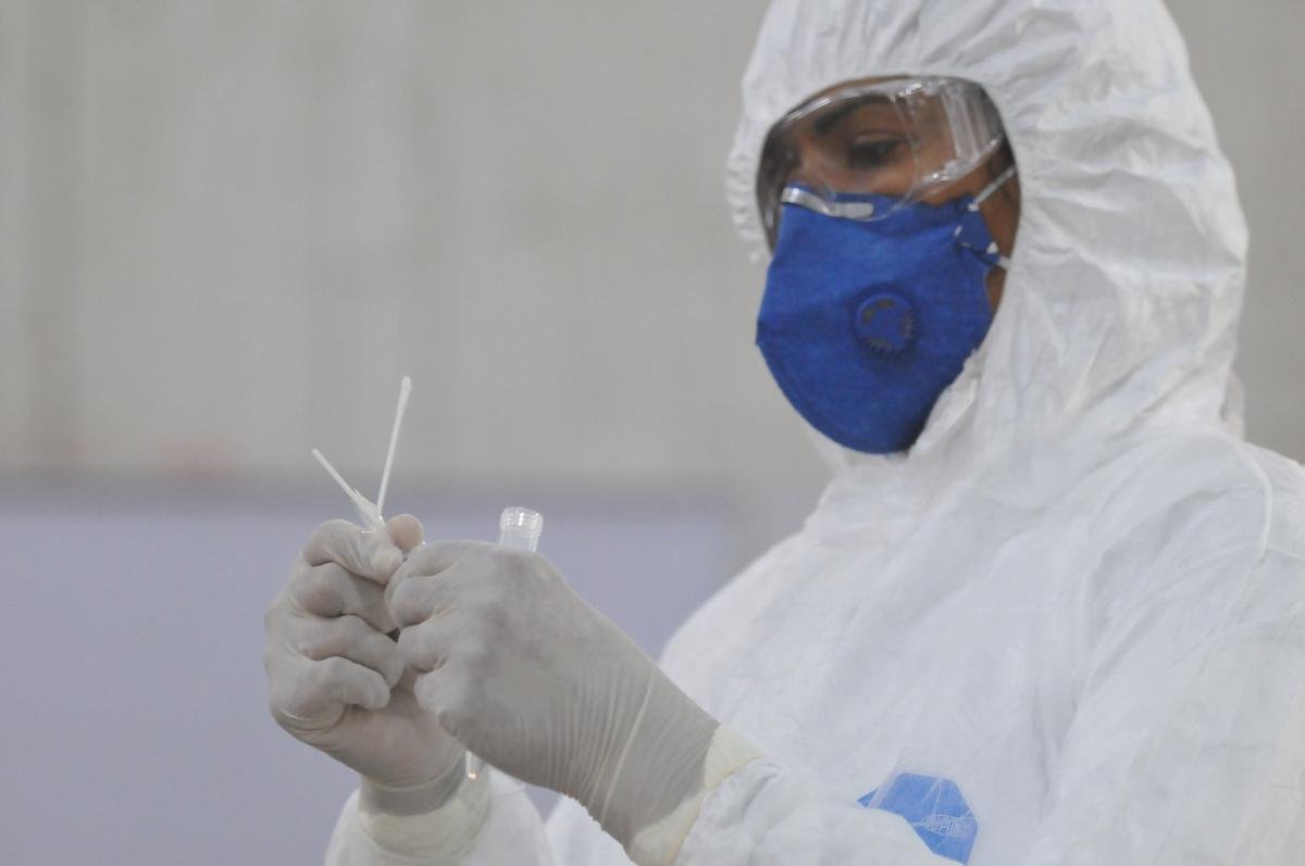 Testes positivos de COVID permanecem em queda em Minas, diz laboratório - Alexandre Guzanshe/EM/D.A Press