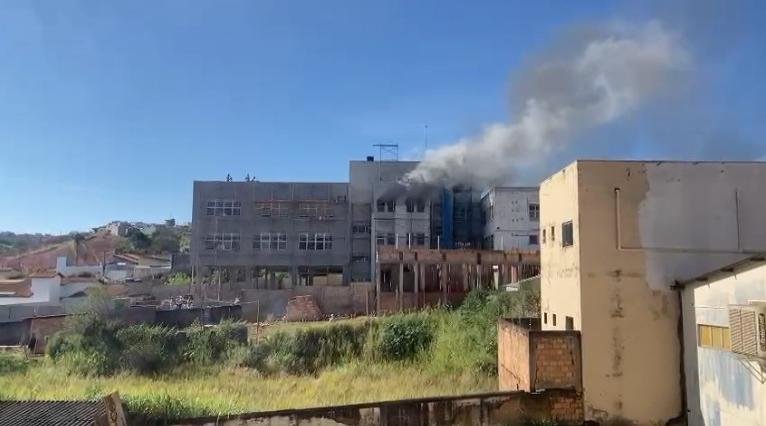 Homem morre depois de acender cigarro e provocar explosão em obra - Reprodução