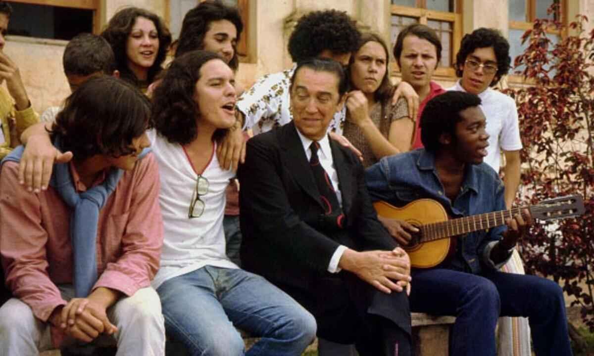 Duca Leal está abraçada com Márcio Borges, atrás de Juscelino Kubitschek, no dia em que o ex-presidente JK se encontrou com a rapaziada do Clube da Esquina, em Diamantina. Sentado com ele, no banco, estão Lô Borges, Fernando Brant e Milton Nascimento-Luiz Alfredo/O Cruzeiro/EM/3/11/71


