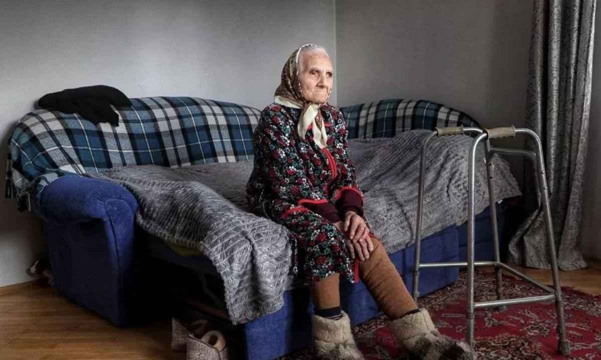 Memória viva da resistência ucraniana, idosa de 98 anos pede a Putin que retroceda - Ionut Iordachescu/AFP