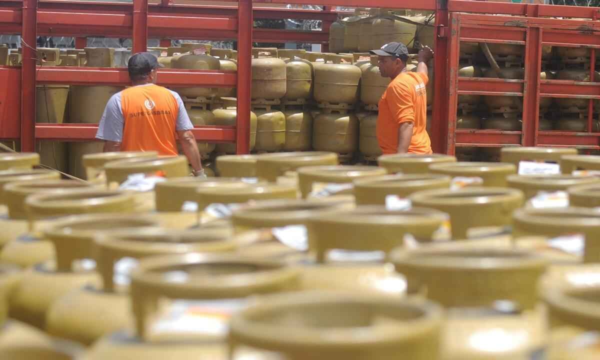 Distribuidoras preveem alta imediata de até R$ 30 no botijão de gás - Leandro Couri/EM/D.A Press