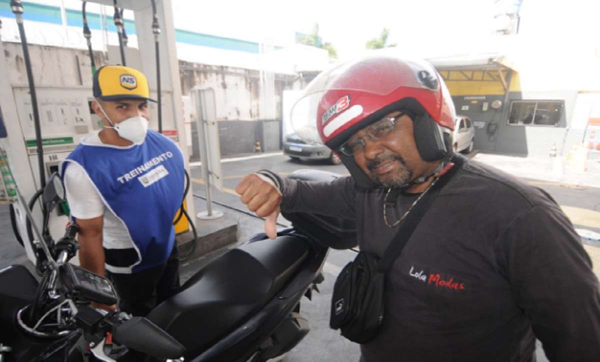 'Até penso em desistir da profissão', diz motoboy sobre aumento da gasolina - Leandro Couri/EM/D.A Press