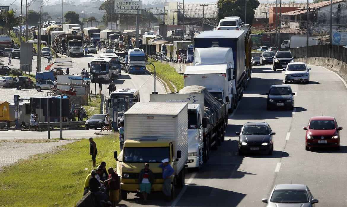 Tanqueiros e caminhoneiros fazem paralisação após aumento do combustível - Thomaz Silva / Agência Brasil