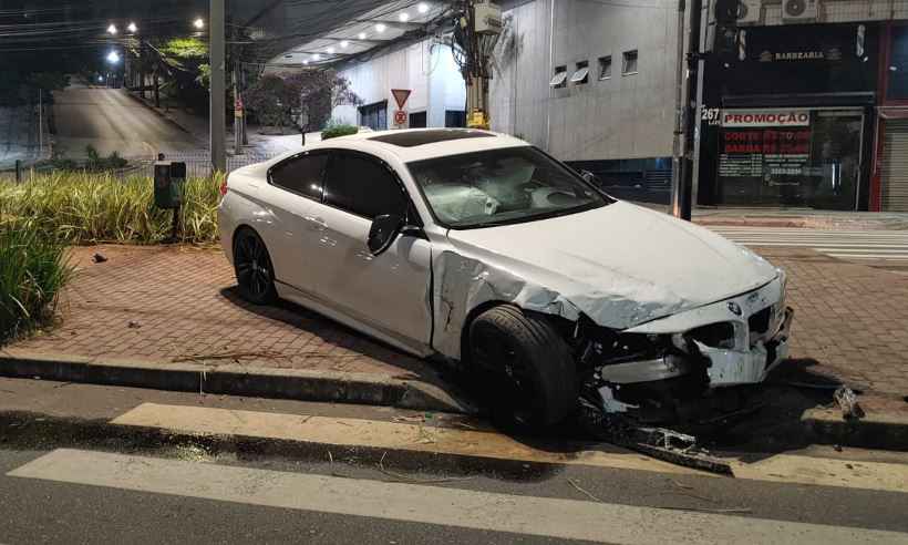 Jovem perde o controle de BMW e provoca acidente em frente ao BH Shopping - Benny Cohen/EM/D.A Press