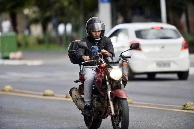 Motoboys em alta velocidade e teclando no celular são perigo no trânsito - Minervino Júnior/CB/D.A.Press