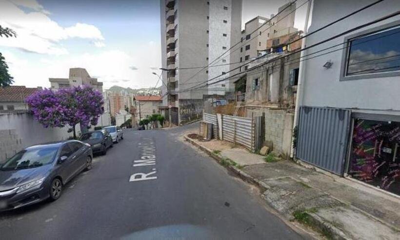Carro pega fogo após bater em poste na Zona Sul de BH - Google Street View