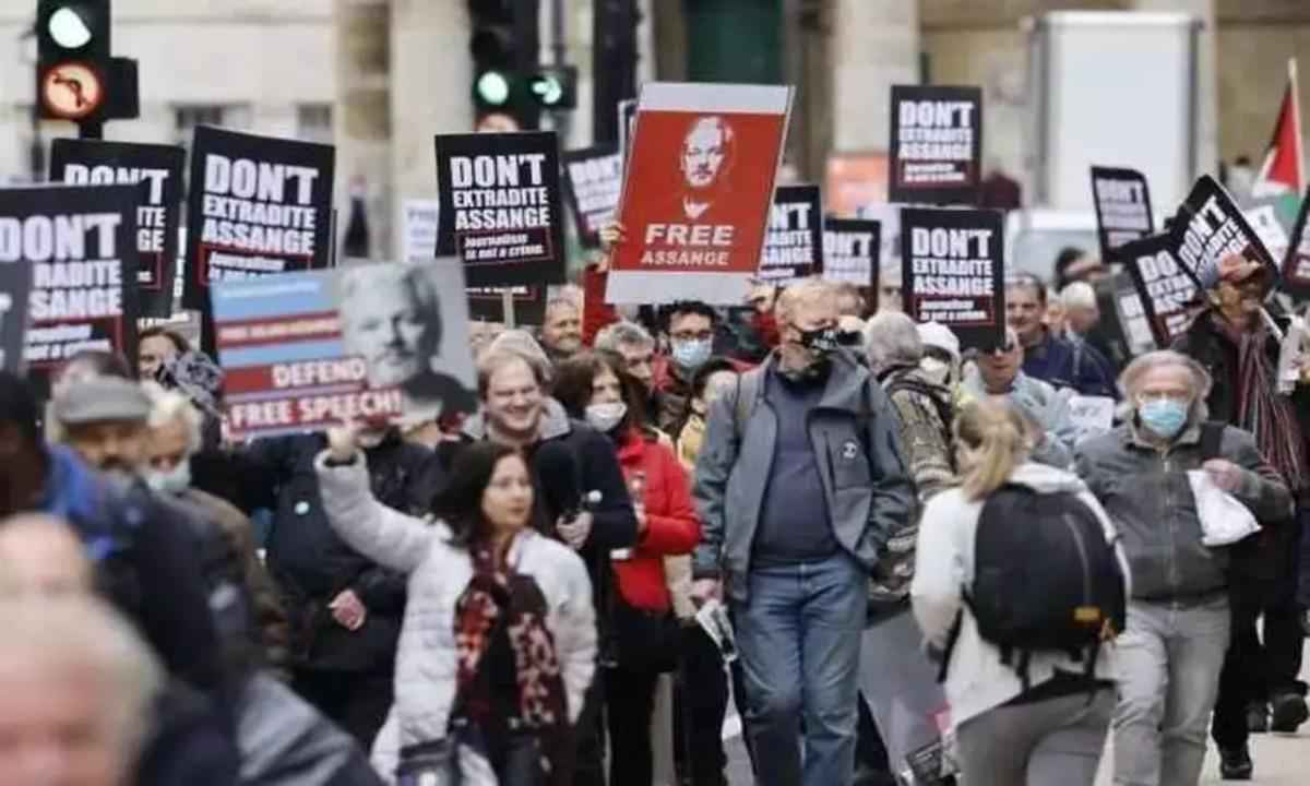 Justiça britânica rejeita recurso de Assange contra extradição para os EUA - Tolga Akmen / AFP