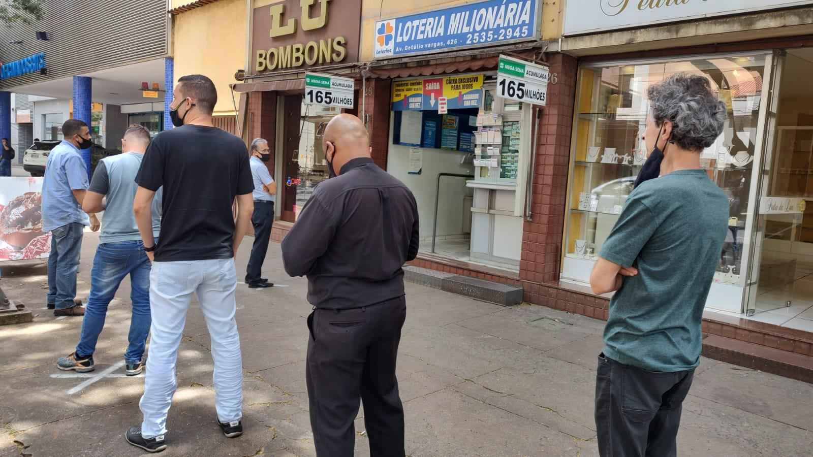 Apostadores em fila nas lotéricas de BH por prêmio milionário da Mega-Sena - Jair Amaral/EM/D.A Press