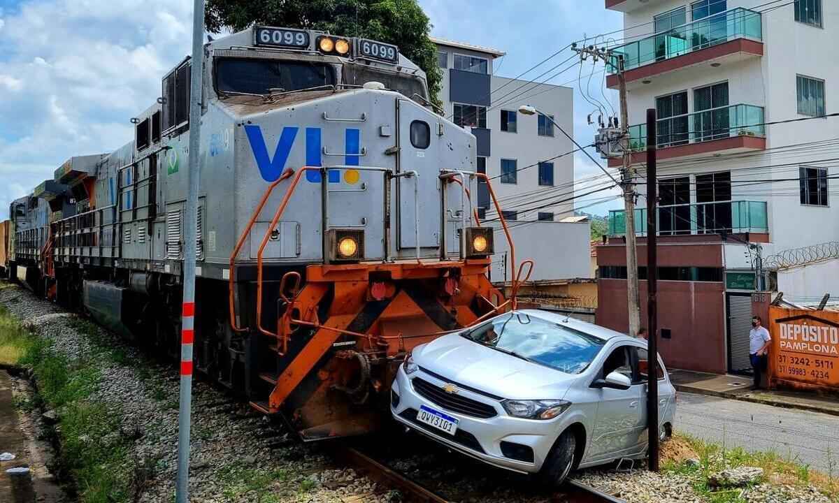 Trem arrasta carro com duas idosas por 70 metros - Daniel Oliveira 