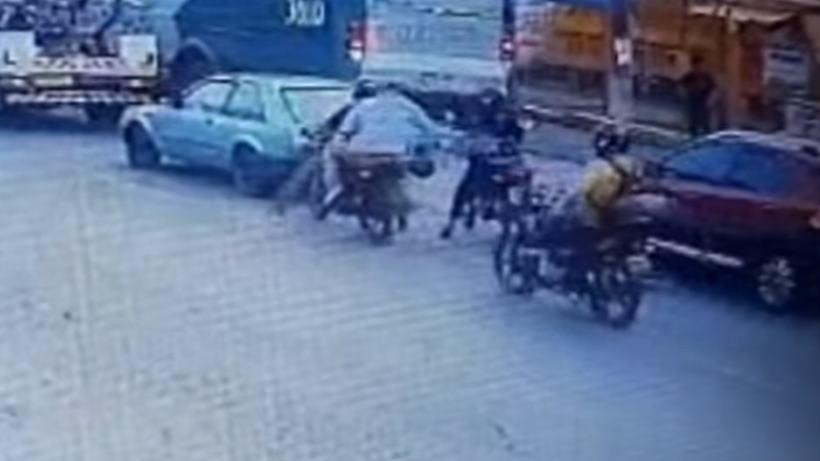 Pouso Alegre: motociclista impede assalto jogando moto em bandidos; veja - Câmeras de segurança / Redes Sociais