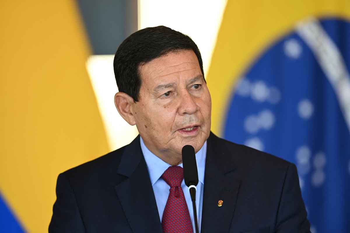 A sensatez do general Hamilton Mourão sobre o preço dos combustíveis - EVARISTO SÁ/AFP