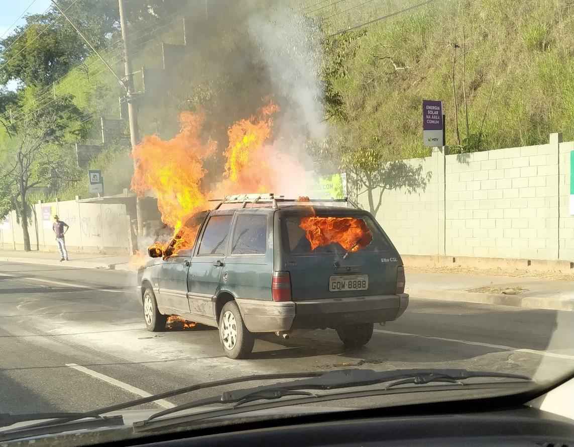 Carro pega fogo na Avenida Cristiano Machado - Twitter/Reprodução