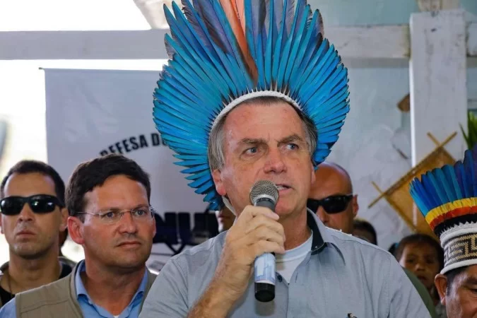 Medalha de mérito indígena entregue a Bolsonaro causa discórdia - Isac Nóbrega/PR