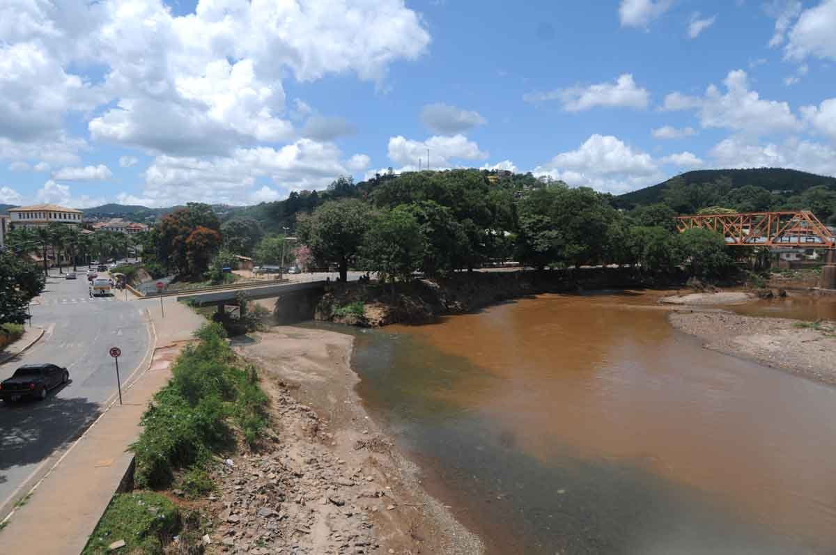 Vazamento da AngloGold polui córrego em Sabará - Leandro Couri/EM/D.A Press