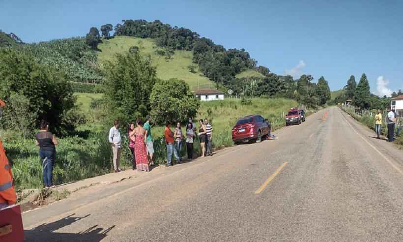 Motociclista faz manobra imprudente, é atropelado e morre na estrada - PMRv