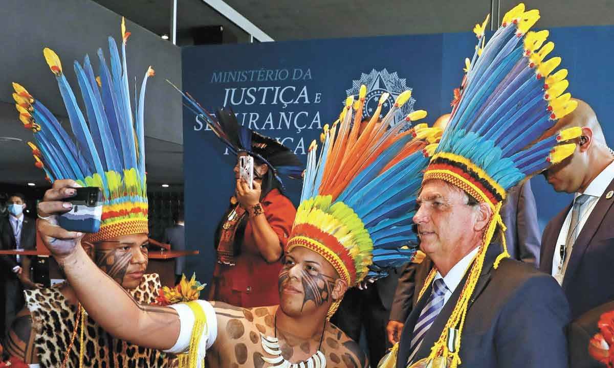 A medalha de mérito indígena concedida a Bolsonaro pegou muito mal - CLAUBER CAETANO/AFP